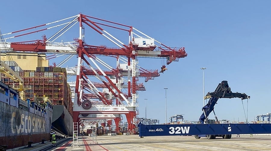 China amenaza con bloquear la venta de las terminales de Hutchison si no se da entrada a COSCO