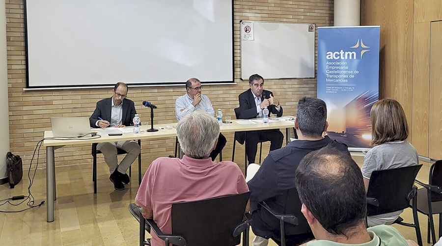 Julio Viartola (Asfares), Carmelo Martínez (ACTM) y Carmelo González (CETM), dialogaron sobre la repercusión de esta medida.