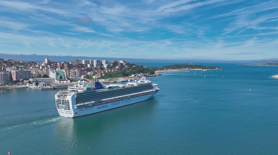 El crucero “Ventura”, que ha cerrado la temporada, en la Bahía de Santander.