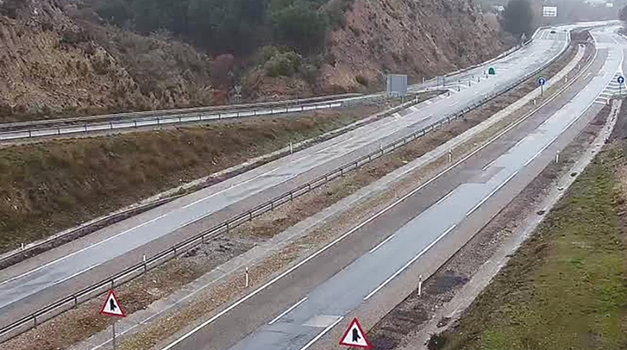 La A-44 se encontraba intransitable a primera hora de la tarde por desprendimientos. Imagen DGT.