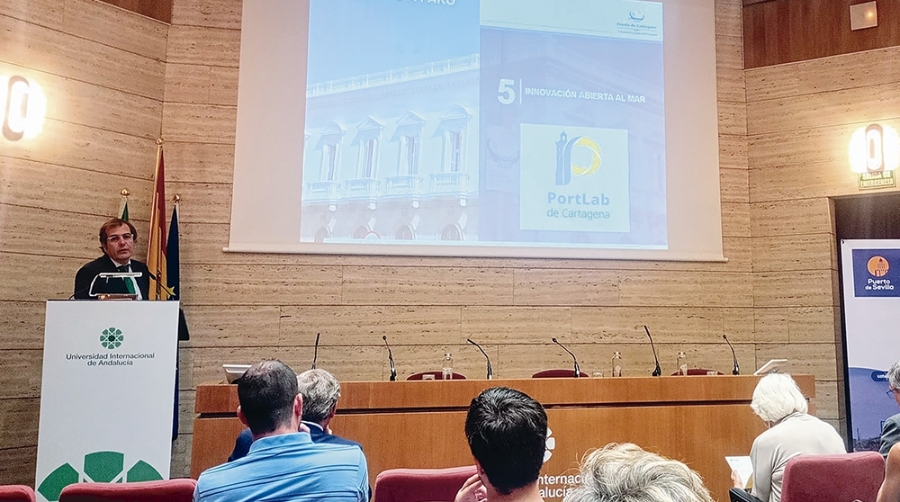 Cartagena muestra su modelo puerto-ciudad a alumnos de arquitectura de Málaga