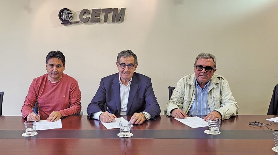 Un momento de la firma del acuerdo entre patronal y sindicatos.