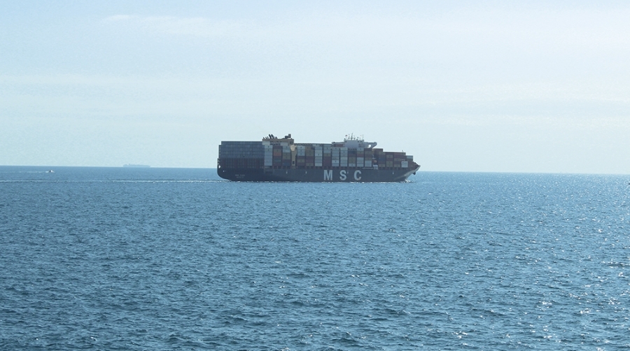 Un buque de MSC saliendo del Puerto de Valencia. Foto J.C.P.