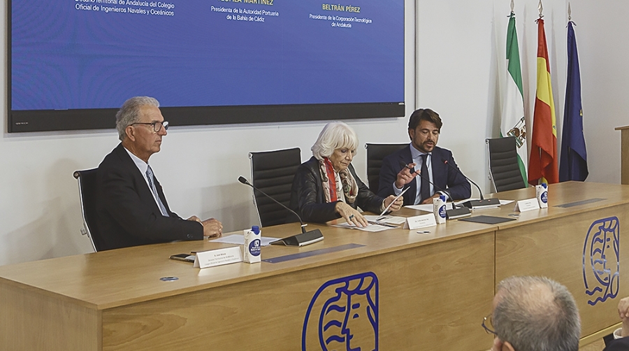El decano territorial en Andalucía del Colegio Oficial de Ingenieros Navales y Oceánicos, José Allona; Teófila Martínez, presidenta de la Autoridad Portuaria Bahía de Cádiz y el presidente de CTA, Beltrán Pérez.