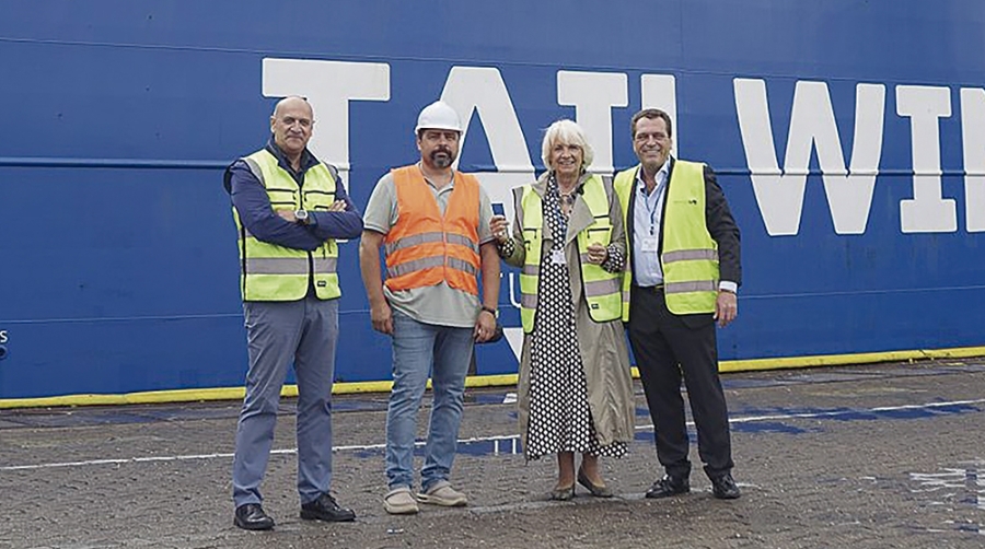 La Autoridad Portuaria de la Bahía de Cádiz ha recibido al buque con una metopa conmemorativa de esta primera visita.