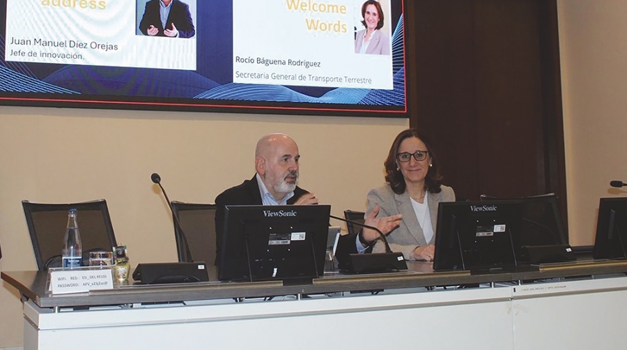 Juan Manuel Díez, jefe de Innovación de la Autoridad Portuaria de Valencia y Rocío Báguena, secretaria general de Transporte Terrestre del Ministerio de Transportes y Movilidad Sostenible, inauguraron el encuentro.