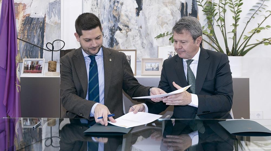 El protocolo fue firmado por el alcalde de Gandía, José Manuel Prieto y el secretario de Estado de Transportes y Movilidad Sostenible, José Antonio Santano. Foto Alex Oltra.