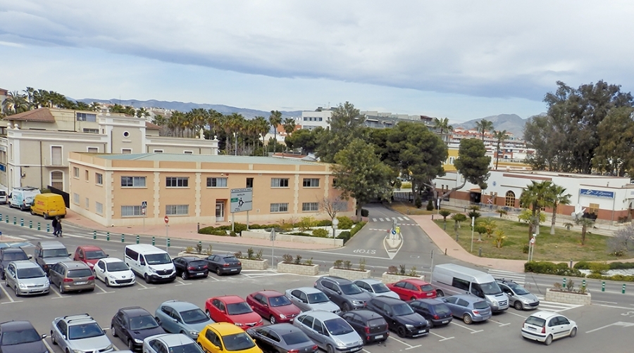 A la izquierda, edificio de clientes de PortCastelló.