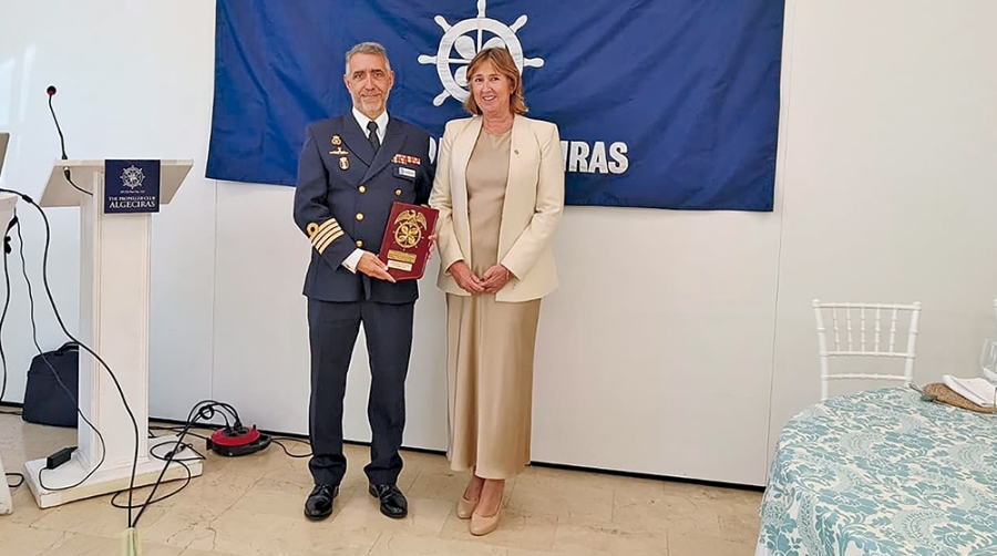 El capitán de navío Fernando García Rodríguez e Isabel Millán, presidenta del Propeller Club de Algeciras.