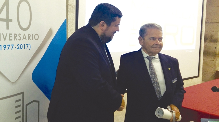 Santiago Pérez Torres (derecha), recibió la medalla de oro de Cofer en 2017.