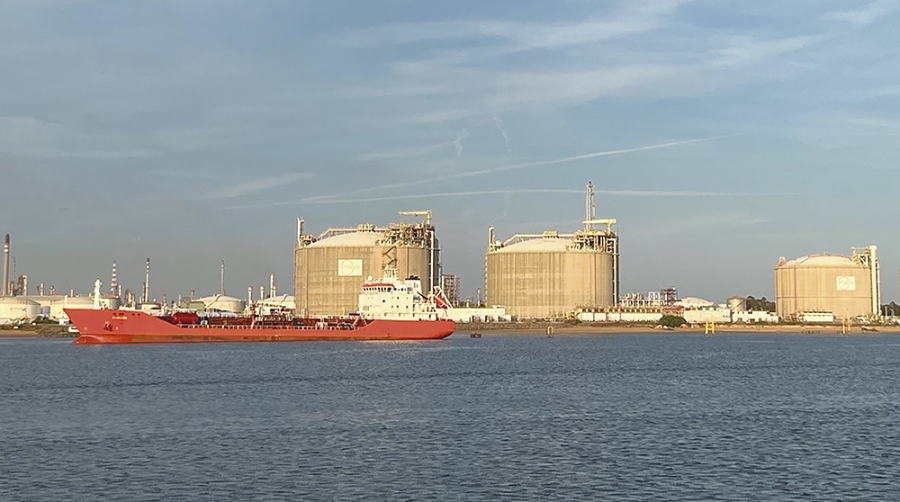 Operativa de graneles líquidos en el Puerto de Huelva.