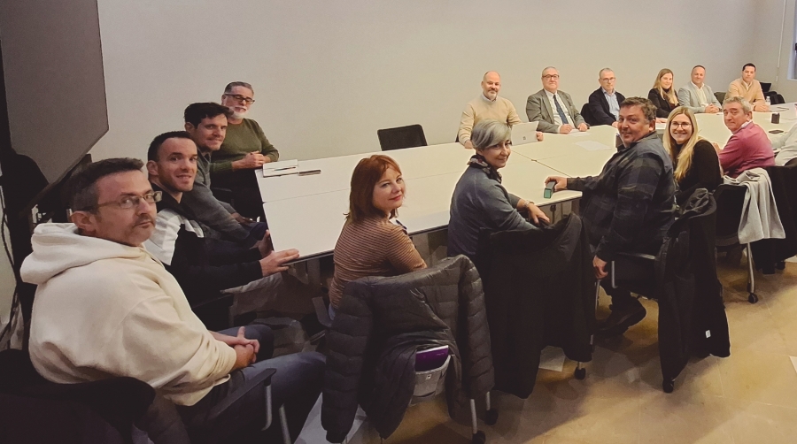 Representantes empresariales y sindicales durante la constitución de la mesa negociadora.