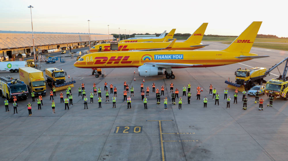 DHL agradece la labor de sus empleados con un mensaje en un avi&oacute;n personalizado