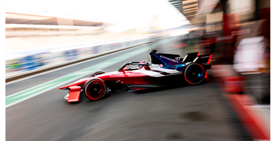 Sale al circuito de uno de los vehículos ya montado.