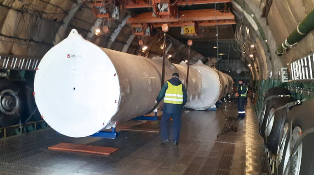 MPG Group carga cuatro piezas de 35 metros y 27 toneladas en el Aeropuerto de Zaragoza