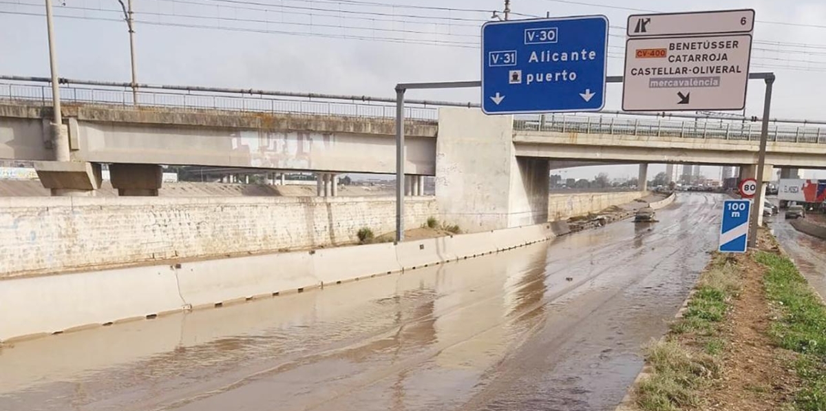 Graves daños en la carretera V-30.