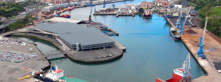 A la derecha de la imagen, parte de la superficie concesionada a Sobrinos de Manuel Cámara en el Puerto de Pasaia.