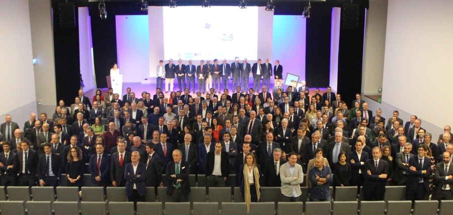 La fuerza de UniportBilbao est&aacute; en la cooperaci&oacute;n que muestran las 135 empresas y entidades asociadas para promocionar los servicios y las infraestructuras del Puerto de Bilbao por todo el mundo. Foto J.P.