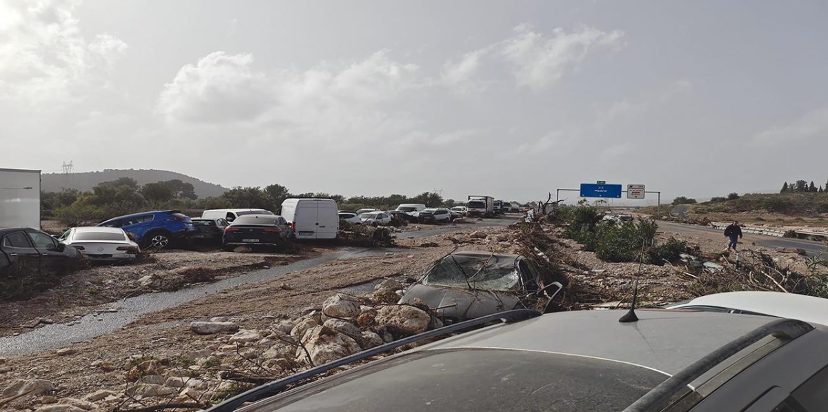 Graves daños en la Autovía A-3 en la zona de Requena, Utiel y Chiva.