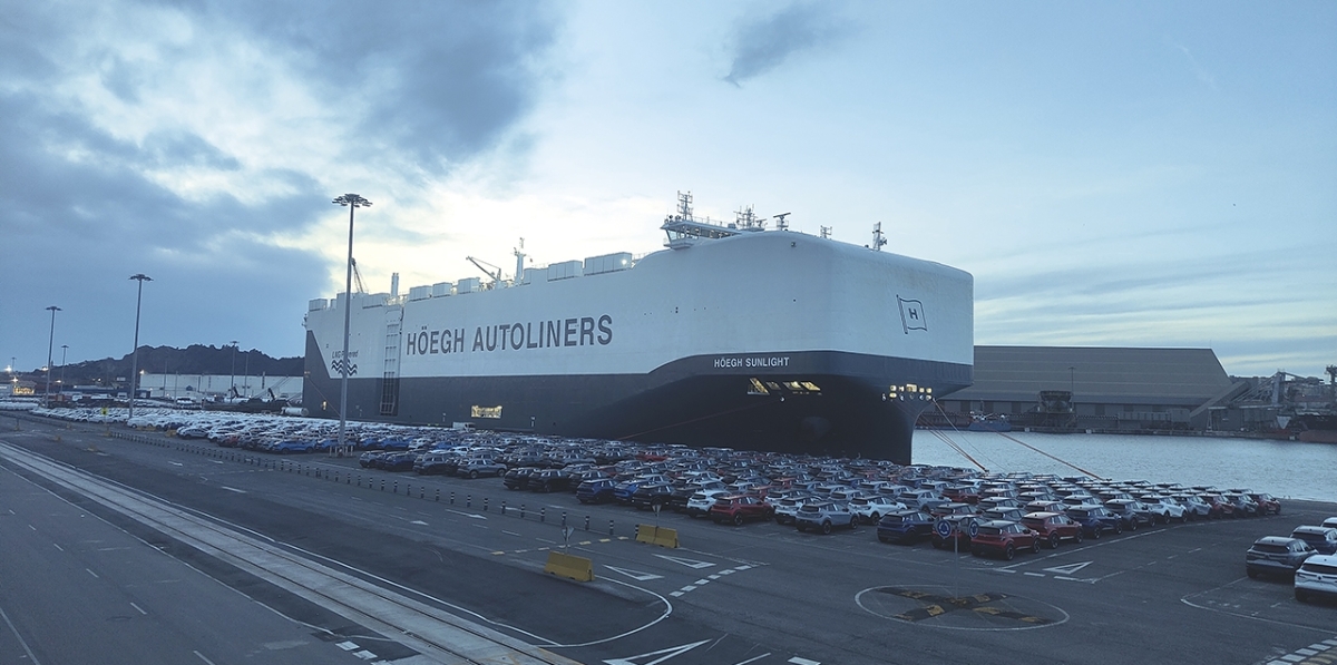 El buque atracado en el Puerto de Santander.