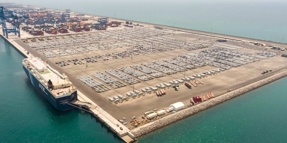 Khallifa Port (con Autoterminal en primer plano) es el tercer puerto de contenedores más eficiente del mundo. según el Banco Mundial.