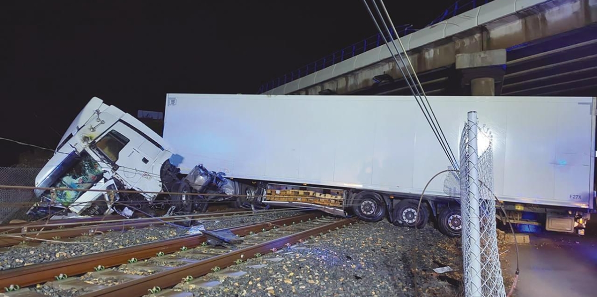 Caída y retirada de un camión en la línea València-Castellón (C-6), en Borriana.