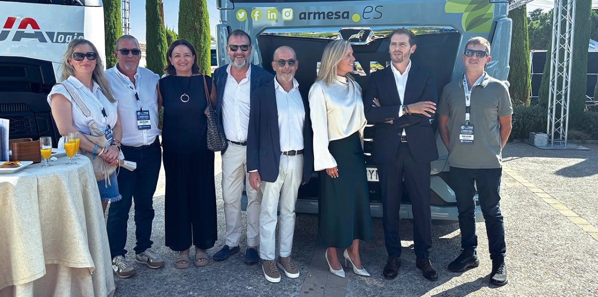 Empresarios y representantes del sector junto a Albert Rivera (segundo por la derecha), exdiputado y abogado, que participó en el Congreso, que impartió una conferencia bajo el título “El transporte y la política”.