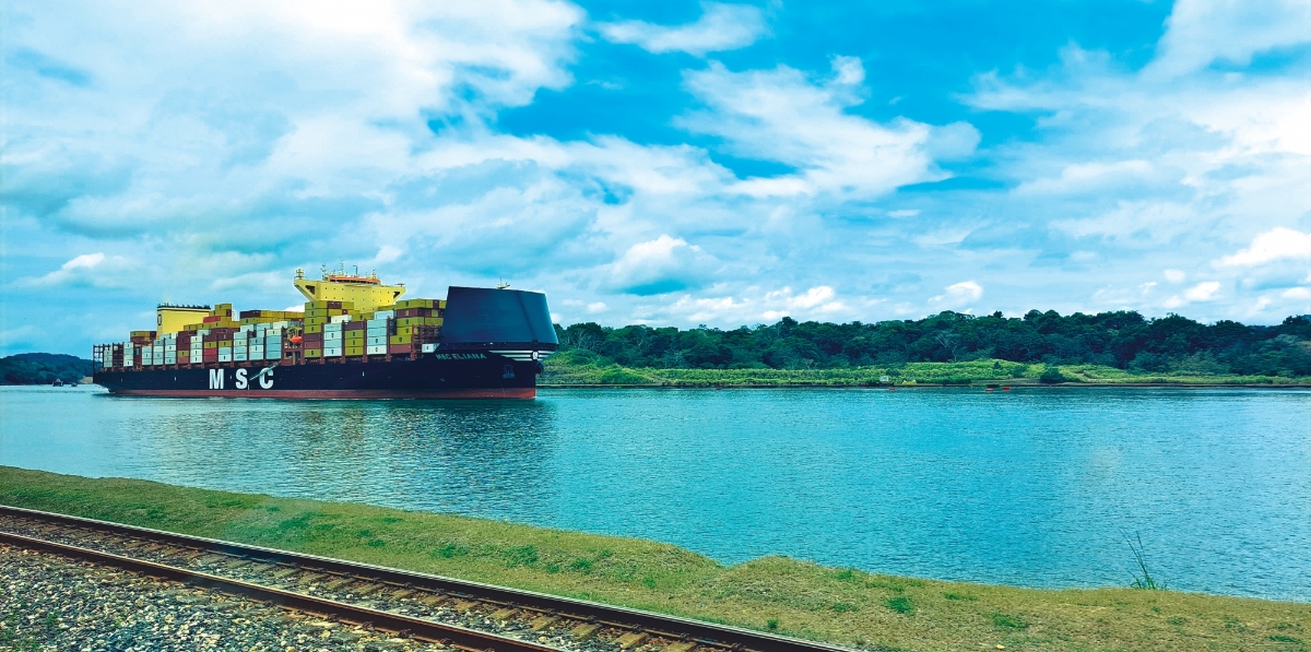 El “MSC Eliana” en Corte Culebra y la vía ferrovbiaria en paralelo al Canal. Foto J.P.