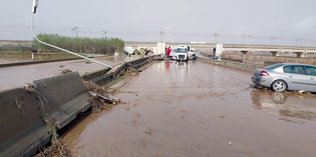 Graves daños en la carretera V-30.