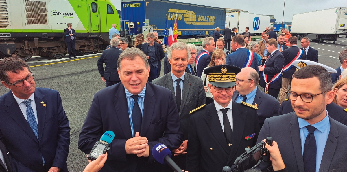 El ministro de Transportes francés, Philippe Tabarot, destacó ante los medios de comunicación la aportación de la autopista ferroviaria a los objetivos de descarbonización. Foto J.P.