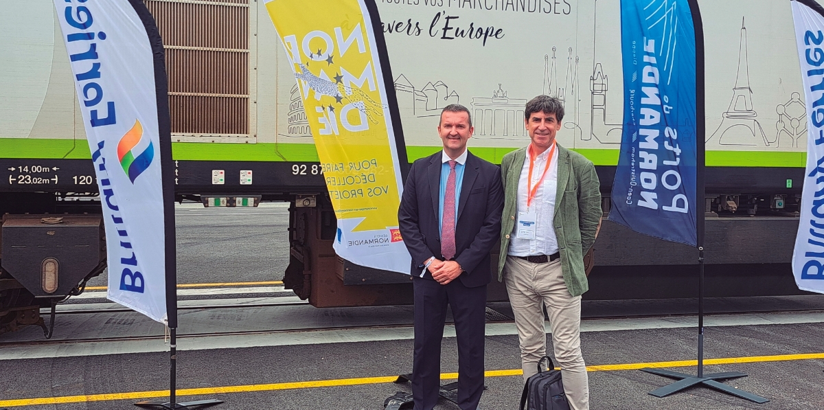 Fabrice Turquet, Freight Sales Manager Iberian Market Brittany Ferries, y Jaime Pinedo, redactor-jefe Norte de Diario del Puerto, único medio español acreditado.