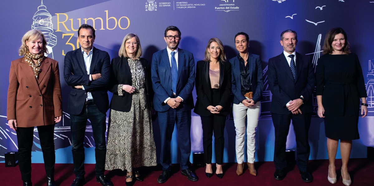 De derecha izquierda, María José Rallo, secretaria general de Transportes; Jesús Manuel Gómez, subsecretario; Isabel Pardo de Vera, secretaria de Estado; Raquel Sánchez, ministra; Álvaro Rodríguez Dapena, presidente de OPPE; Marisa Domínguez, presidenta de Adif, Sergio Vázquez, presidente de Ineco, y Aurea Perucho, directora del CEDEX.