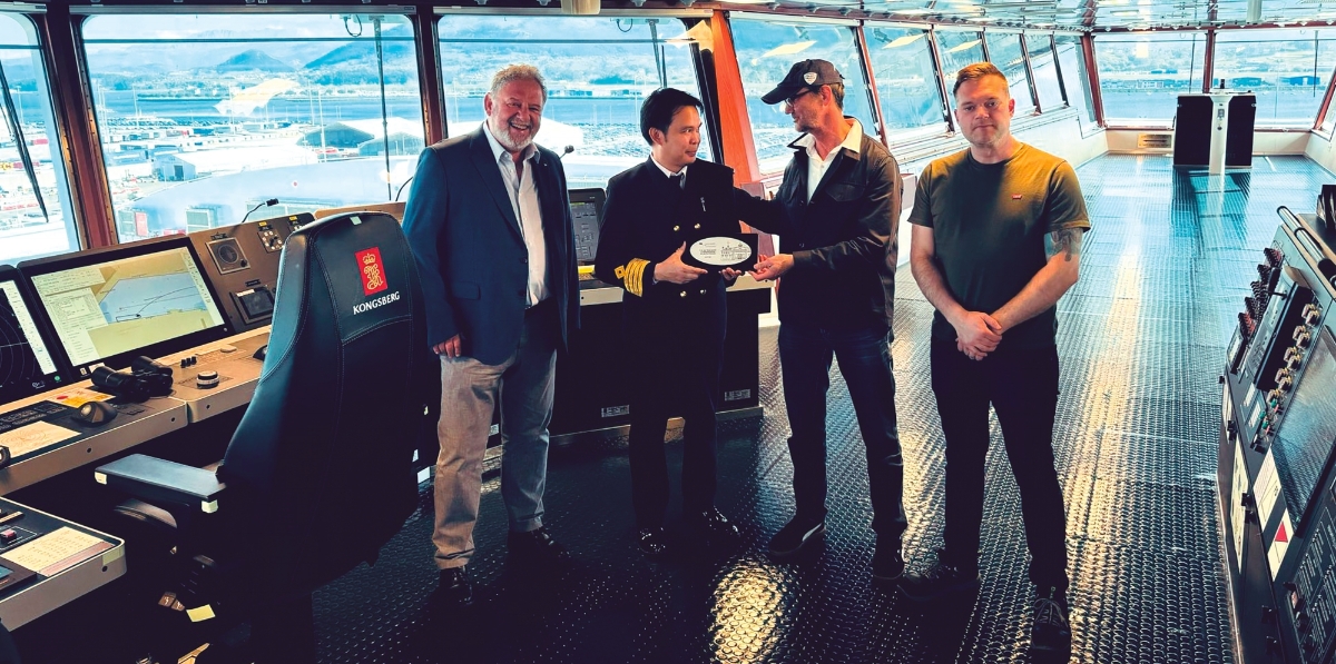 El responsable de tráfico rodado de la Autoridad Portuaria de Santander, Patricio Arrarte (tercero por la derecha), entregó una placa al capitán del buque, Brian C. Batiquin, en compañía del director en España de Höegh Autoliners, Iñaki Echeverría (primero por la izquierda).