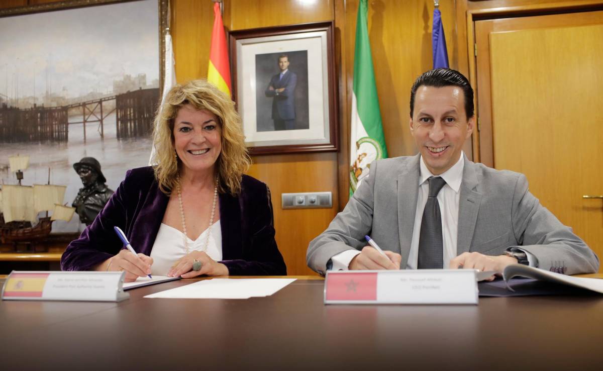 $!La presidenta de la APH, Pilar Miranda, junto a Youssef Ahouzi, CEO de Portnet, durante la firma del protocolo.