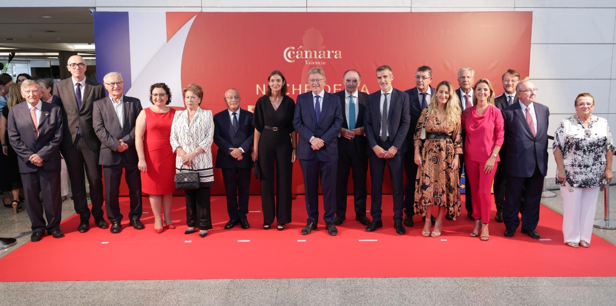 Francisco Roca Monzó (primero por la izquierda), junto al resto de premiados y las principales autoridades participantes en la Noche de la Economía Valenciana.