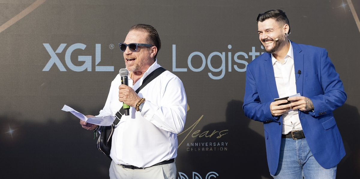 El CEO Global de XGL Logistics, Angelo Russo (izquierda), durante su intervención en el acto.