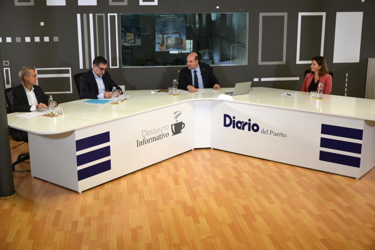 $!De izquierda a derecha, Jordi Espín, presidente de Transprime Spanish Shippers’ Council; Carmelo González, presidente del CNTC; María José Rallo, secretaria general de Transportes; y Miguel Jiménez, director de Diario del Puerto. Foto Raúl Molina.
