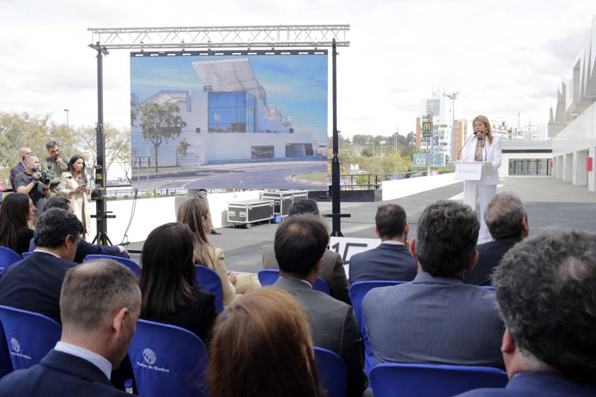 $!La presidenta del Puerto de Huelva, Pilar Miranda, en la Inauguración de la Ciudad del Marisco del Puerto de Huelva.