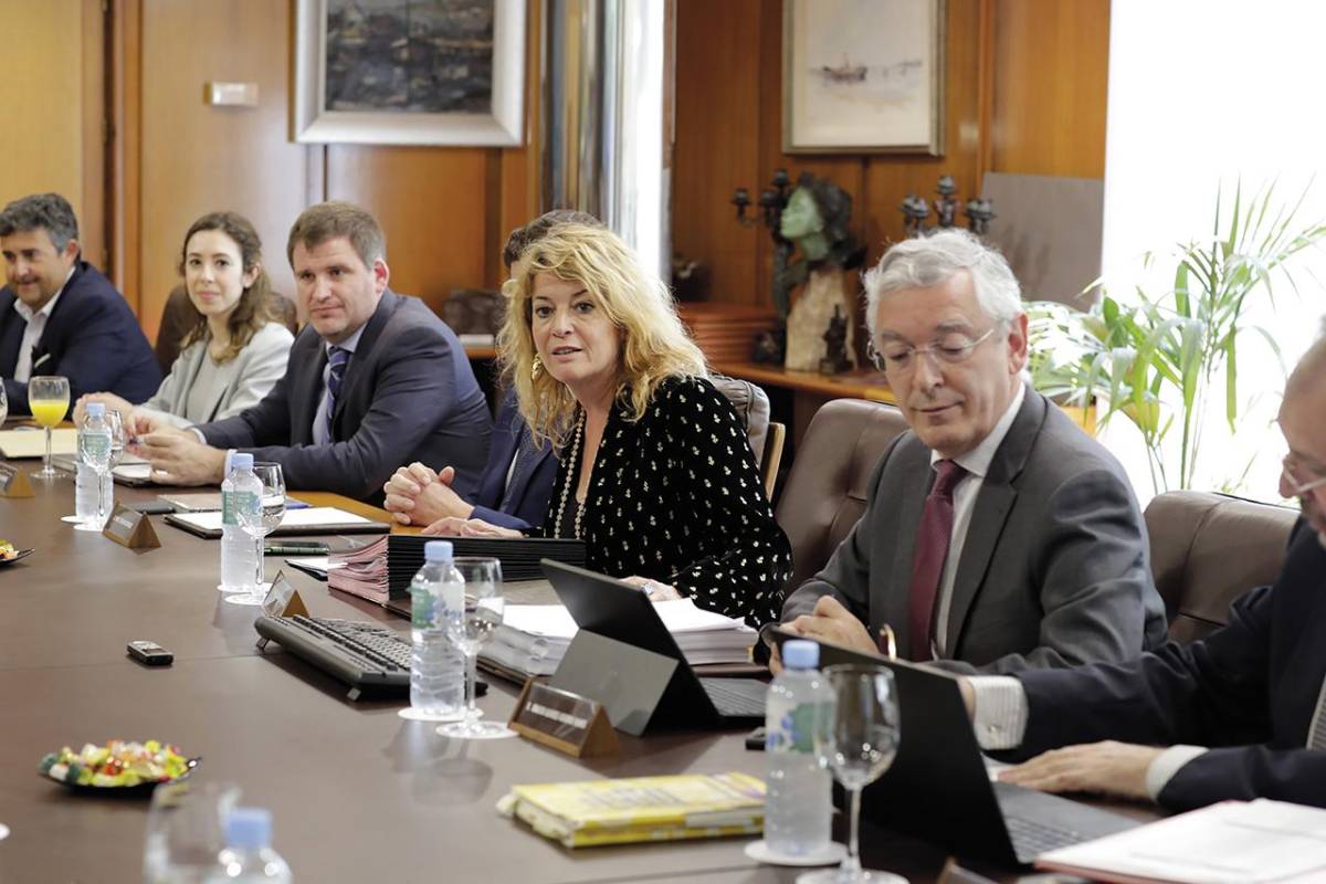 $!La presidenta del Puerto de Huelva, Pilar Miranda, preside su último Consejo de Administración.