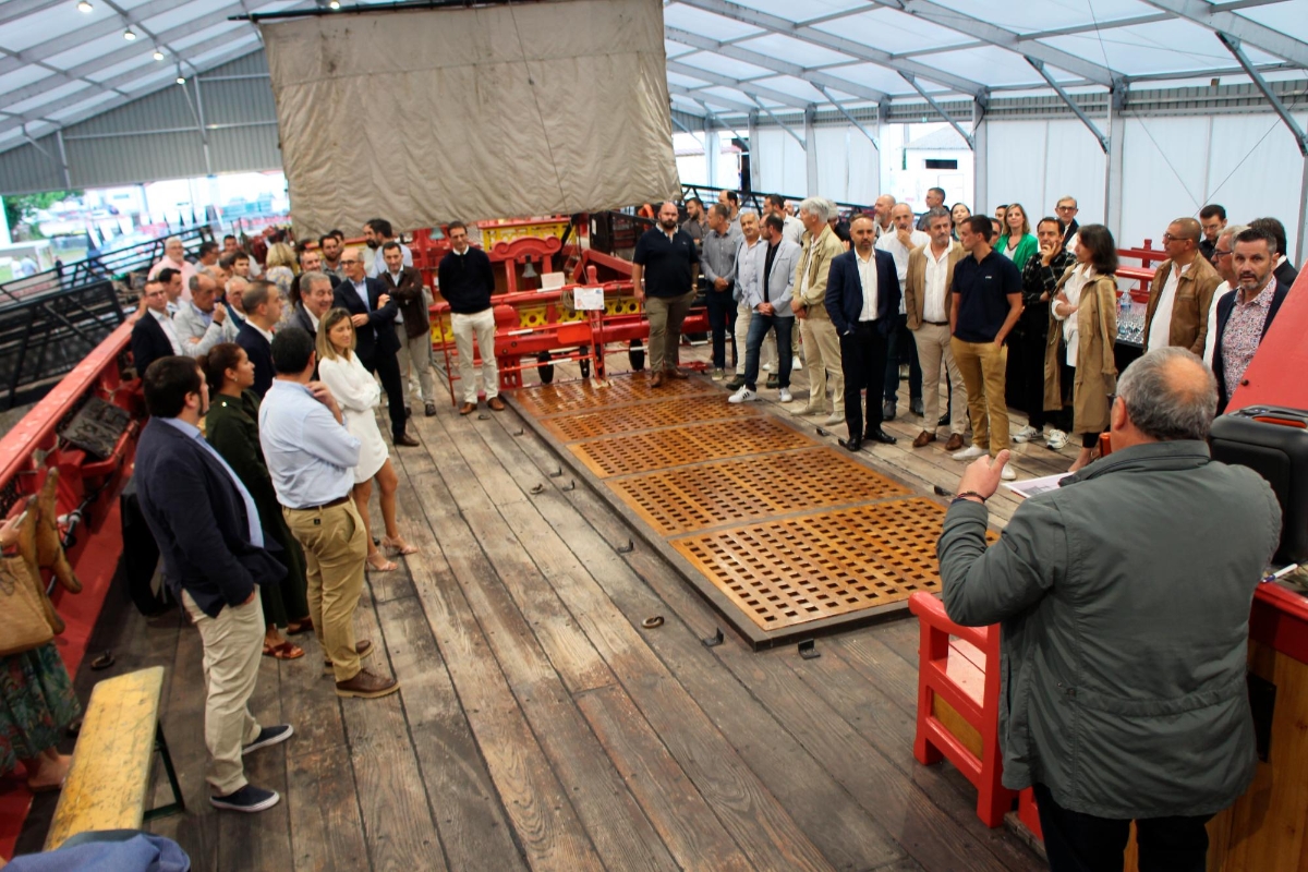 $!El evento se celebró a bordo de la fragata “L’Hermione” en del Puerto de Baiona. Foto J.P.
