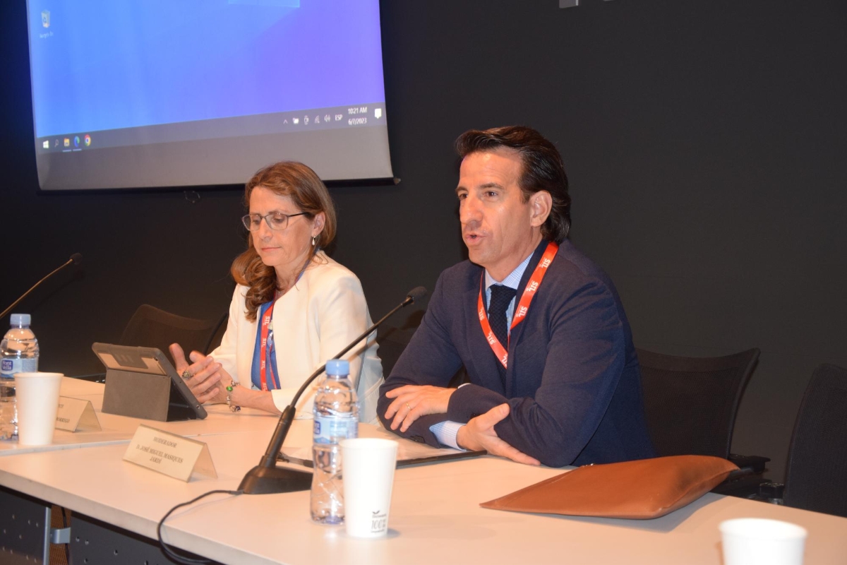 $!Pilar Jurado, directora del departamento de Aduanas e Impuestos Especiales, ha estado acompañada por José Miguel Masiques, CEO de Empresas Masiques, que ha ejercido de presentador. Foto: Loli Dolz.