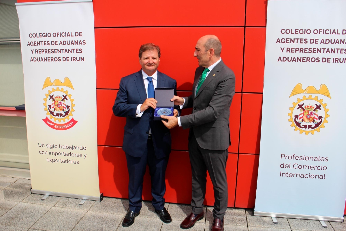 $!Antonio Llobet, presidente del Consejo General del Colegios de Agentes de Aduanas de España (izquierda) y Martín Visiers, presidente del Colegio Oficial de Agentes de Aduanas y Representantes Aduaneros de Irún. Foto J.P.