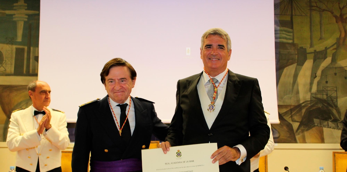 Adolfo Utor, nuevo académico, junto al presidente de la Real Academia de la Mar, Carlos Cremades. Foto M.J.