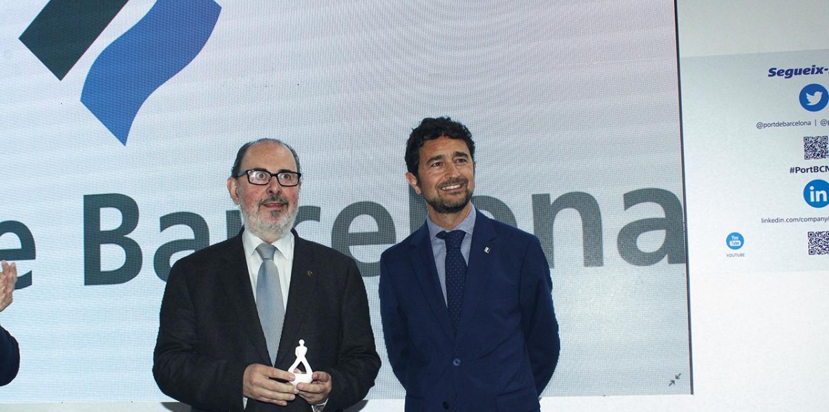 Damà Calvet, president del Port de Barcelona, entregó un miraestels a David Soler, director del COACAB, con motivó de su jubilación. Foto A.T.