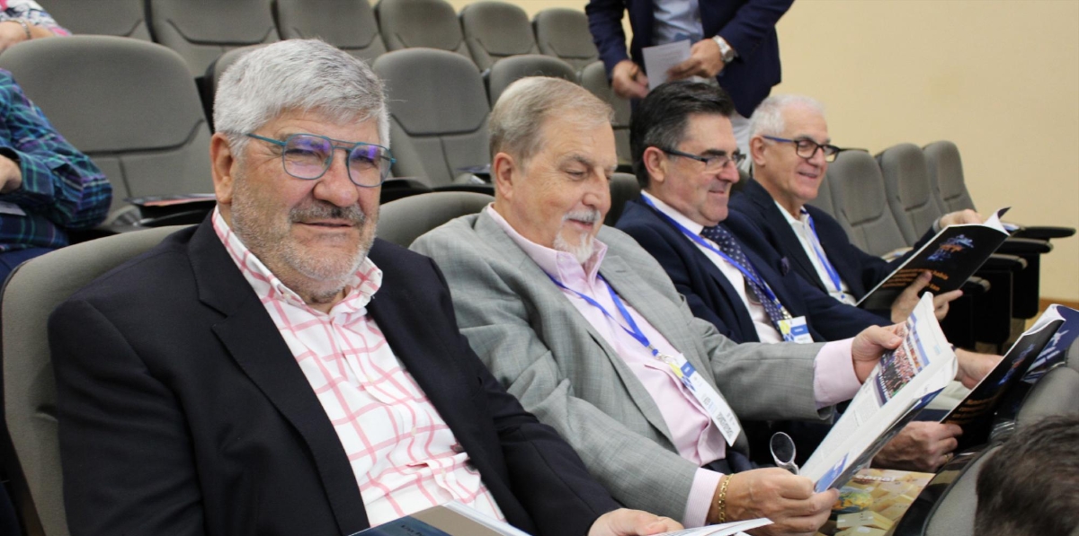 Congresistas leyendo la prensa especializada. Foto A.T.