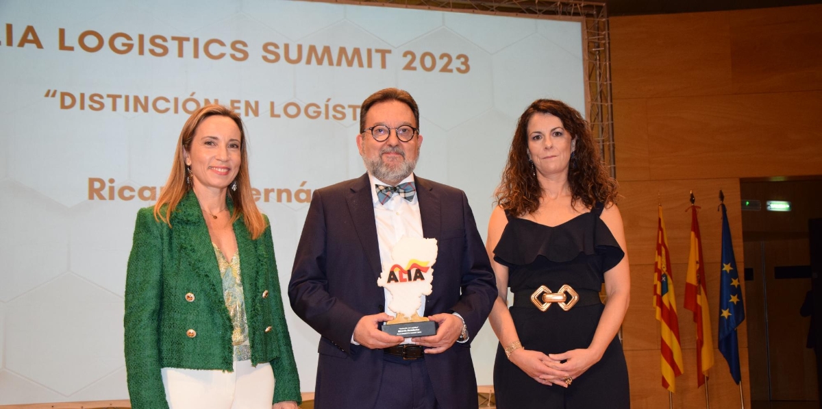Raquel Campos, directora general de Planificación Estratégica y Logística de Aragón, y María de Isasa, directora de Gesgrup, entregaron el reconocimiento al periodista Ricardo Hernández.