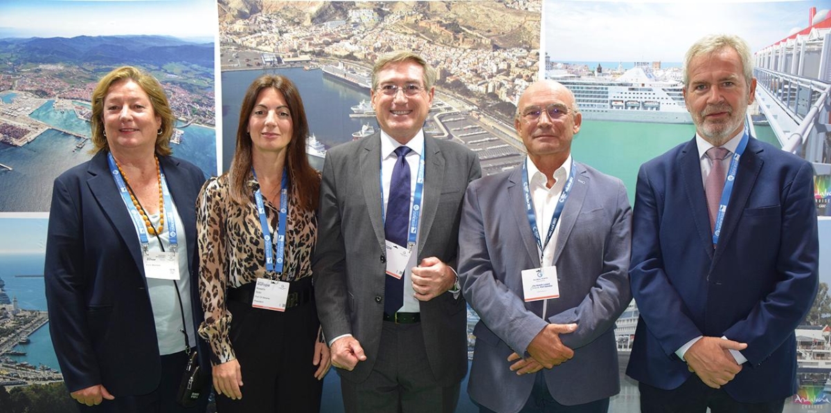 Desde la izquierda, Kate Bonner, jefa del Departamento Comercial de la AP de la Bahía de Cádiz; Rosario Soto, presidenta de la AP de Almería; Rafael Carmona, presidente de la AP de Sevilla; Carlos Rubio, presidente de la AP de Málaga; y José García Fuentes, presidente del Puerto de Motril, en el stand de Suncruise Andalucía. Foto B.C.