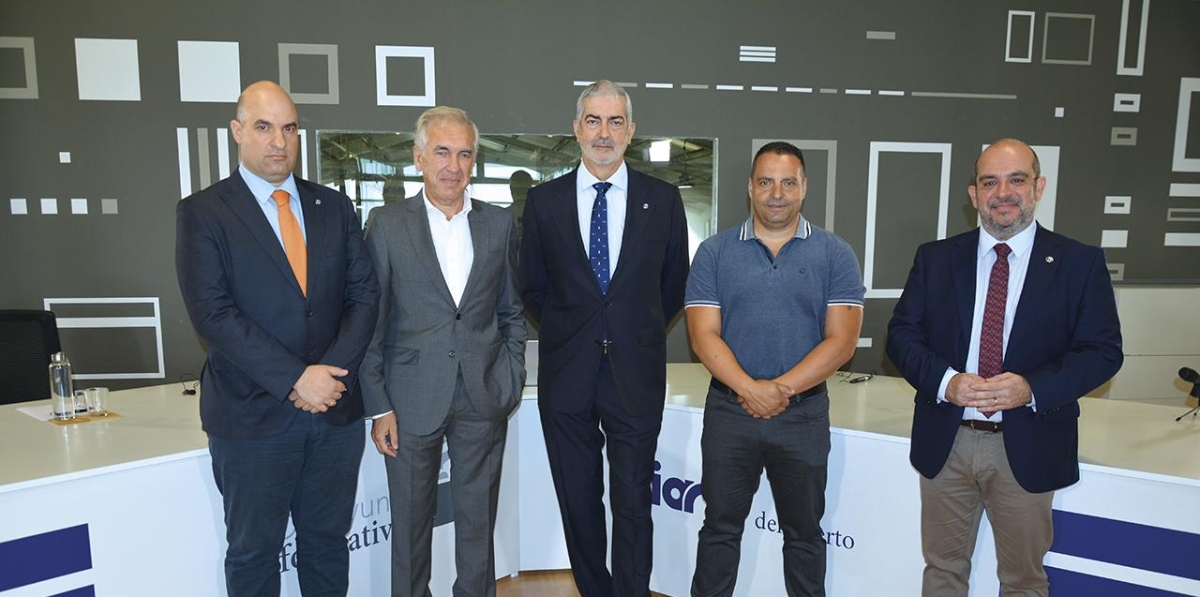 Miguel Jiménez, director de Diario del Puerto; José Luis Romero, secretario general de Anesco; Paco Prado, director general de Grupo Diario; Antolín Goya, coordinador general de Coordinadora Estatal de Trabajadores del Mar; y Fernando Vitoria, director general de Grupo Diario Editorial. Foto: Raúl Tárrega.