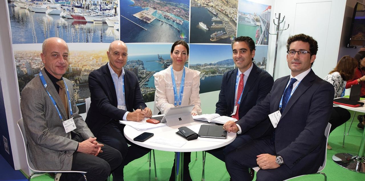 José Antonio Navarro, jefe de Promoción de Turismo en la Diputación Provincial de Almería; Diego Martínez, presidente de la Fundación Bahía Almeriport; Rosario Soto, presidenta de la APA; Joaquín Pérez de la Blanca, concejal de Turismo del Ayuntamiento de Almería; y Fabio Laborda, gerente de Fundación Almeriport. Foto B.C.