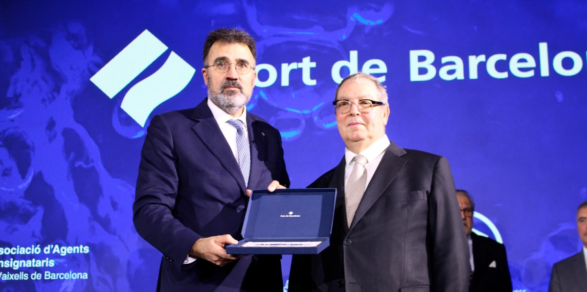 Lluís Salvadó ha entregado un galardón a Jordi Trius, en honor a su trayectoria al servicio de la comunidad portuaria de Barcelona.